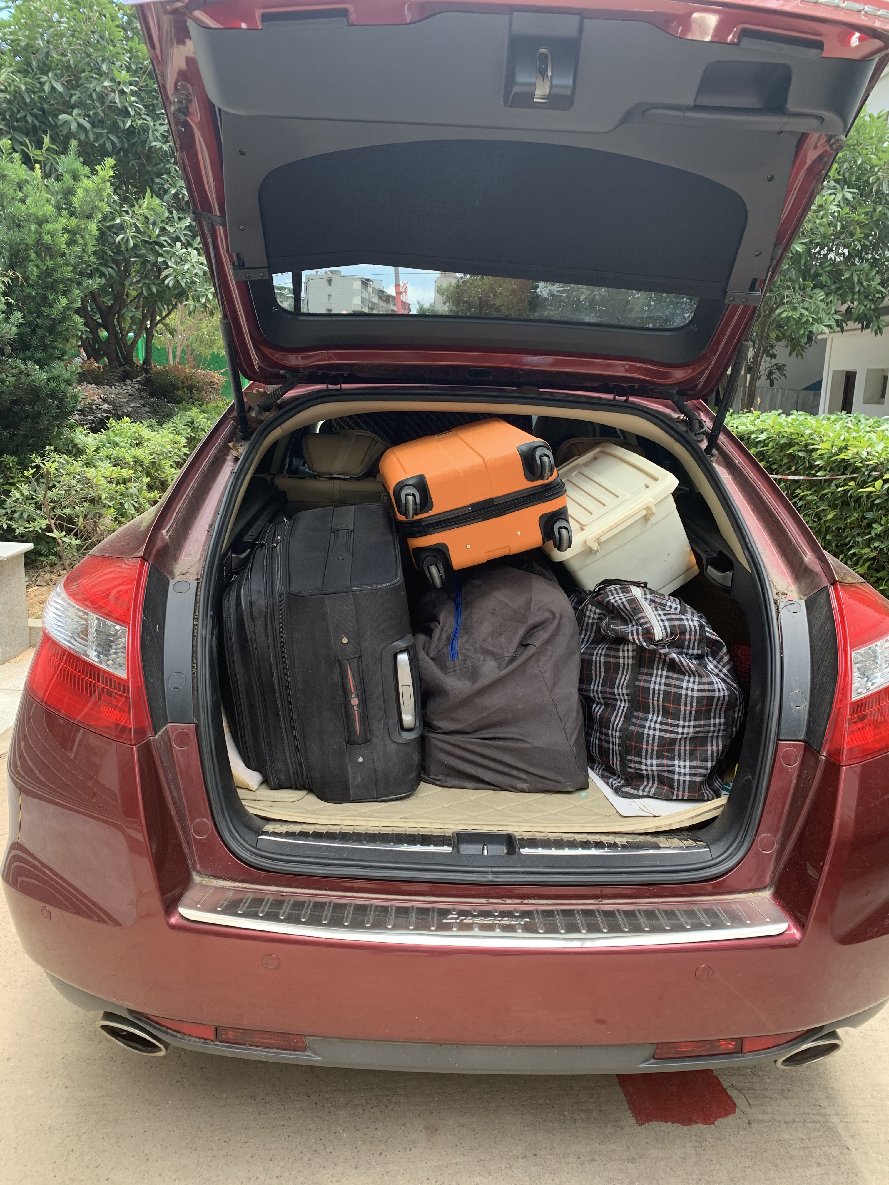 (党员教师郑翠仙后备箱载满毕业生行李)