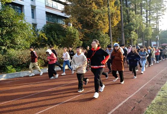 學生班助安排每天參與跑步的同學於7:40在南區操場準時開始晨跑運動